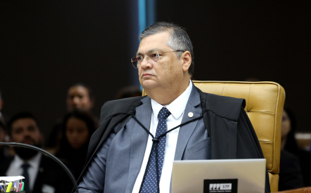 Dino pede explicação sobre uso de dinheiro público em filme sobre Bolsonaro