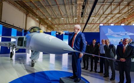 Brasil apresenta o primeiro caça supersônico fabricado em solo nacional