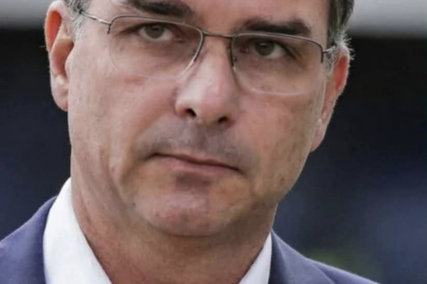 Flavio Bolsonaro fora das eleições