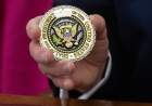 Flávio Bolsonaro ganhou medalha de honra do Donald Trump