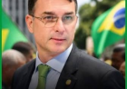 Flávio Bolsonaro repete estratégia que tornou Jair Bolsonaro inelegível ao atacar urnas eletrônicas