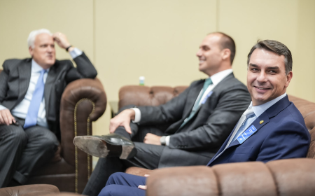 Flávio Bolsonaro está nos EUA negociando o tarifaço que ele próprio articulou.