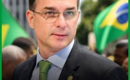 Flávio Bolsonaro repete estratégia que tornou Jair Bolsonaro inelegível ao atacar urnas eletrônicas