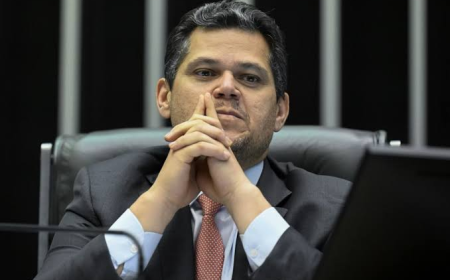 Oposição pressiona Alcolumbre e cobra fim do "segredismo" na CPMI do Banco Master
