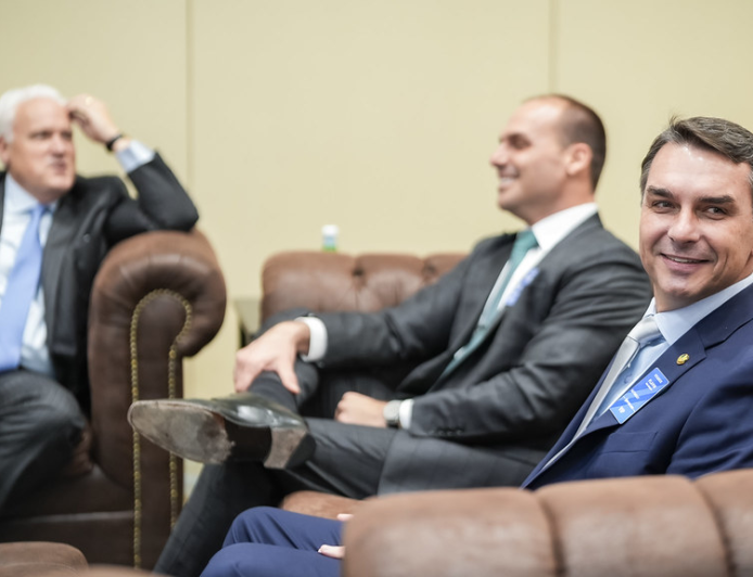 Flávio Bolsonaro está nos EUA negociando o tarifaço que ele próprio articulou.