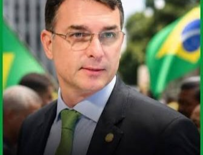 Flávio Bolsonaro repete estratégia que tornou Jair Bolsonaro inelegível ao atacar urnas eletrônicas