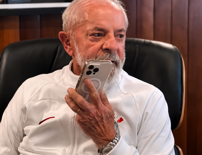 Xi Jinping liga para Lula e oferece apoio contra “interferência externa”