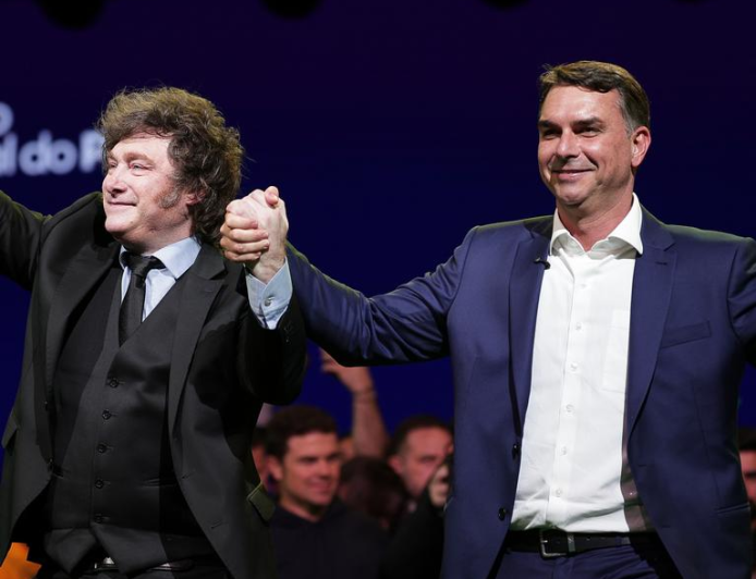 Milei é denunciado por uso de recursos públicos para apoiar Flávio Bolsonaro