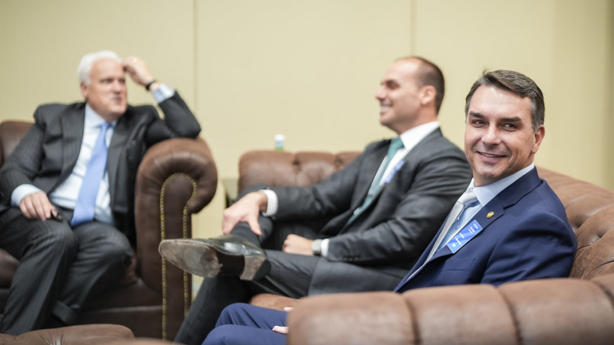 Flávio Bolsonaro está nos EUA negociando o tarifaço que ele próprio articulou.
