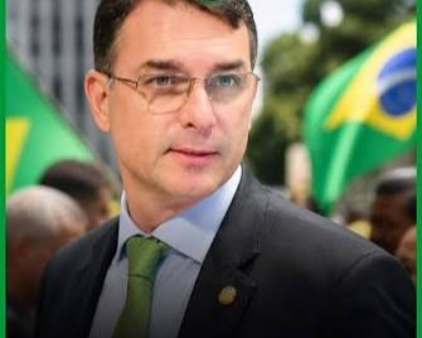 Flávio Bolsonaro repete estratégia que tornou Jair Bolsonaro inelegível ao atacar urnas eletrônicas
