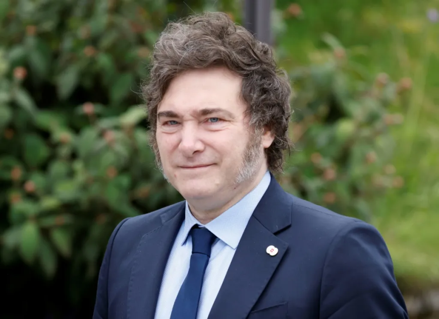 Milei desembarca no Brasil para participar de lançamento da candidatura de Flávio Bolsonaro