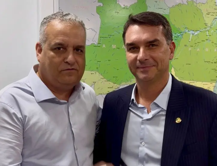 Flávio Bolsonaro anuncia Alfredo Gaspar como vice de sua chapa presidencial