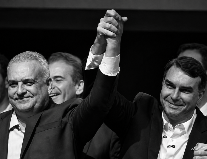 Isolado, Flávio Bolsonaro escolhe para vice deputado investigado por estupro de menor de 13 anos
