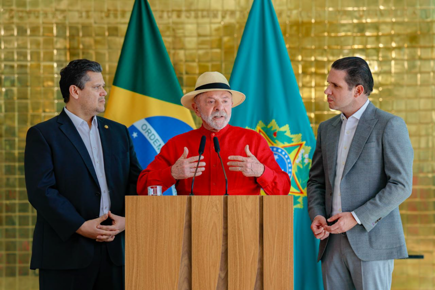 Lula, Motta e Alcolumbre fecham acordo para votar fim da taxa das blusinhas