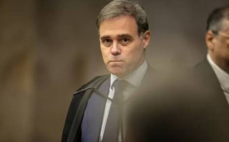 Mensagem contradiz versão de Mendonça; iniciativa do encontro com Vorcaro partiu do próprio ministro