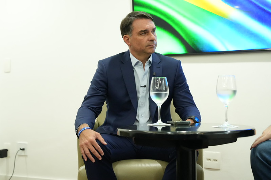 Flávio pausa campanha para tentar barrar PEC do fim da escala 6x1