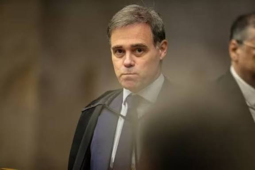 Mensagem contradiz versão de Mendonça; iniciativa do encontro com Vorcaro partiu do próprio ministro