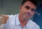 Vai votar em Flávio Bolsonaro para acabar com a corrupção? Conheça seu condidato e as denúncias contra ele.