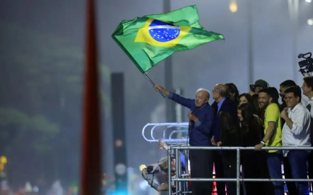 Lula é reeleito com 51,79% dos votos e promete ampliar diálogo com a população