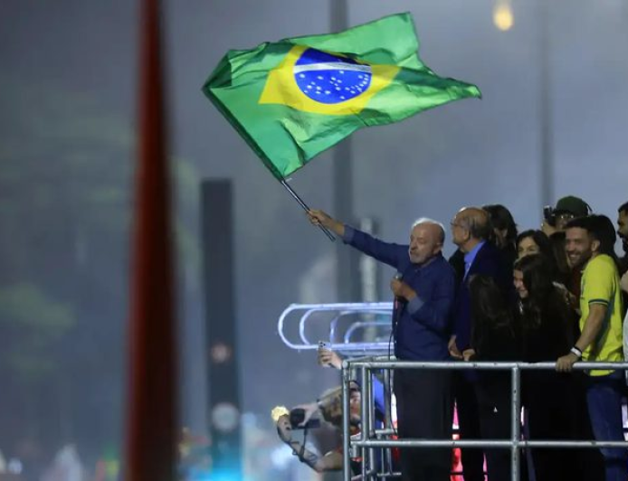 Lula é reeleito com 51,79% dos votos e promete ampliar diálogo com a população