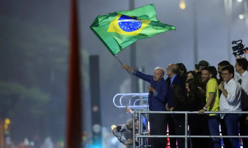 Lula é reeleito com 51,79% dos votos e promete ampliar diálogo com a população
